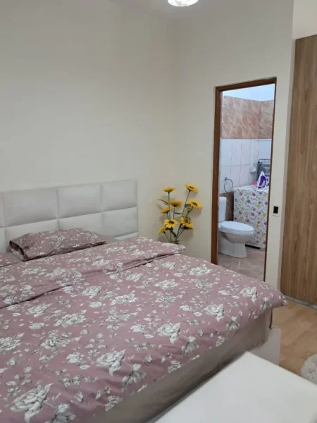 Tirane, jepet me qera Vile 2+1 Kati 1, 90 m² 500 € (SAUK)