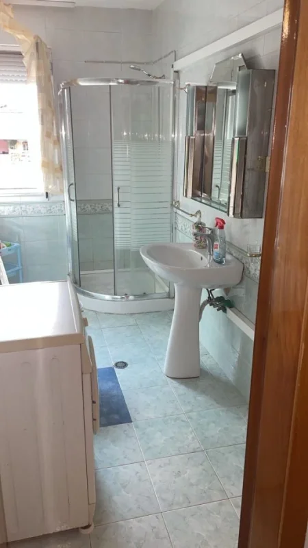 Tirane, jepet me qera apartament 1+1+Ballkon Kati 5, 60 m² 450 € (Ish Parku i Autobuzave rruga Babe Rexha)
