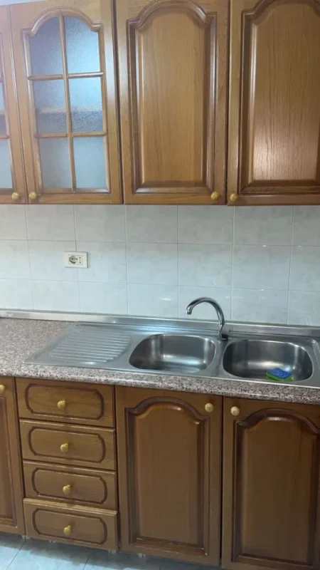 Tirane, jepet me qera apartament 1+1+Ballkon Kati 5, 60 m² 450 € (Ish Parku i Autobuzave rruga Babe Rexha)
