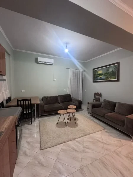 Tirane, jepet me qera apartament 2+1+Ballkon Kati 2, 85 m² 350 € (Kodra e Prifitit prane shkolles mrekullia)