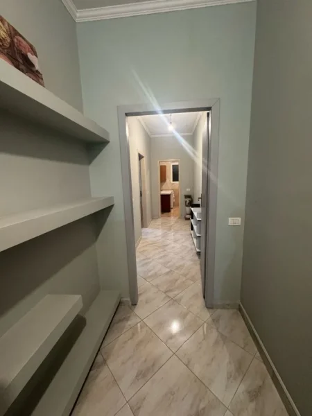 Tirane, jepet me qera apartament 2+1+Ballkon Kati 2, 85 m² 350 € (Kodra e Prifitit prane shkolles mrekullia)