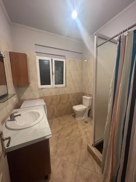Tirane, jepet me qera apartament 2+1+Ballkon Kati 2, 85 m² 350 € (Kodra e Prifitit prane shkolles mrekullia)