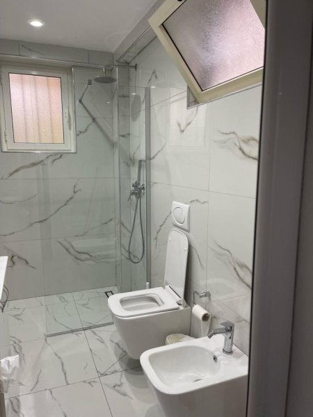 Tirane, jepet me qera apartament 1+1 Kati 1, 55 m² 500 € (21 Dhjetori)