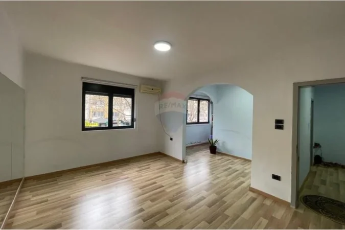 Tirane, jepet me qera apartament 1+1 Kati 1, 54 m² 550 € (Ali Demi)