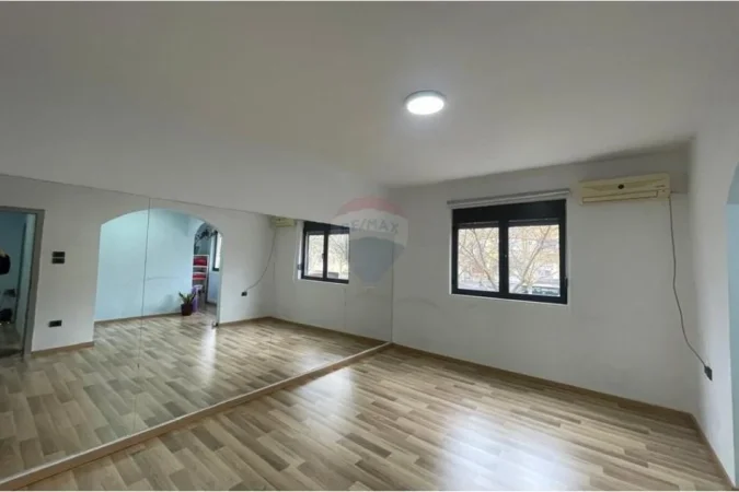 Tirane, jepet me qera apartament 1+1 Kati 1, 54 m² 550 € (Ali Demi)