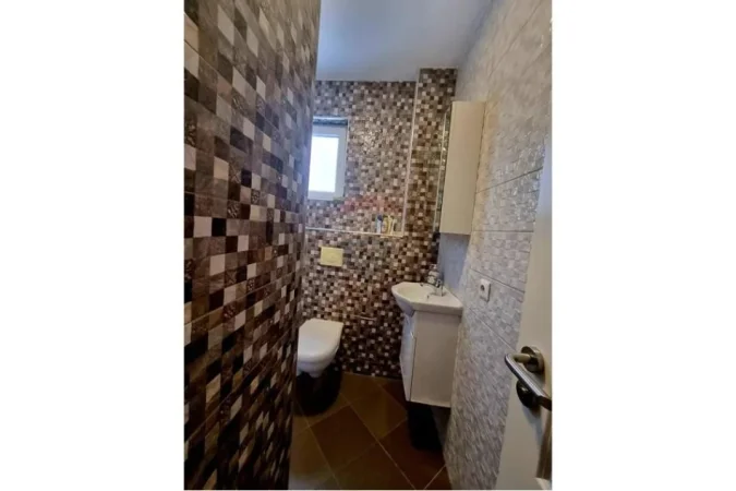 Tirane, jepet me qera apartament 3+1 Kati 3, 134 m² 800 € (Rruga e Kavajes)