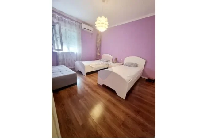 Tirane, jepet me qera apartament 3+1 Kati 3, 134 m² 800 € (Rruga e Kavajes)
