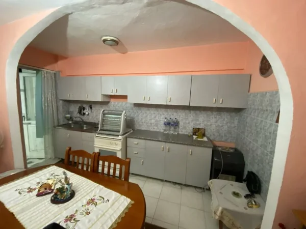 Durres, shitet apartament 2+1+Ballkon Kati 4, 83 m² 73.000 € (Lagja 16 Durres)