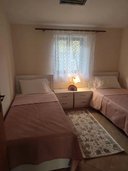 Tirane, jepet me qera apartament 3+1+Aneks+Ballkon Kati 2, 140 m² 800 € (Komuna e Parisit)