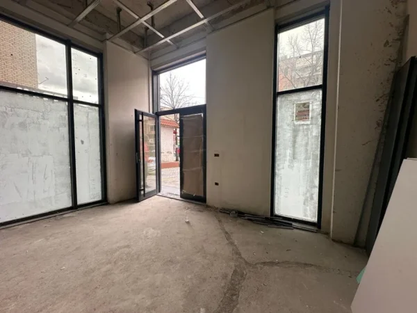 Tirane, jepet me qera dyqan Kati 0, 65 m² 2.000 € (Brryli)