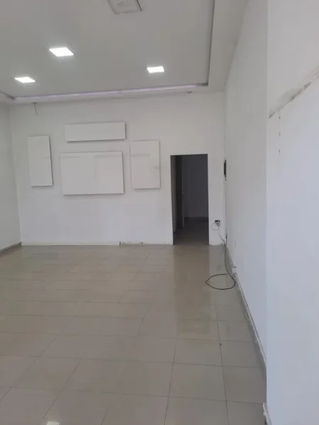 Tirane, jepet me qera dyqan Kati 0, 55 m² 1.200 € (ish ekspopzita)