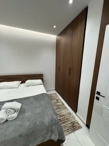 Tirane, jepet me qera apartament 1+1 Kati 1, 65 m² (5 MAJI)