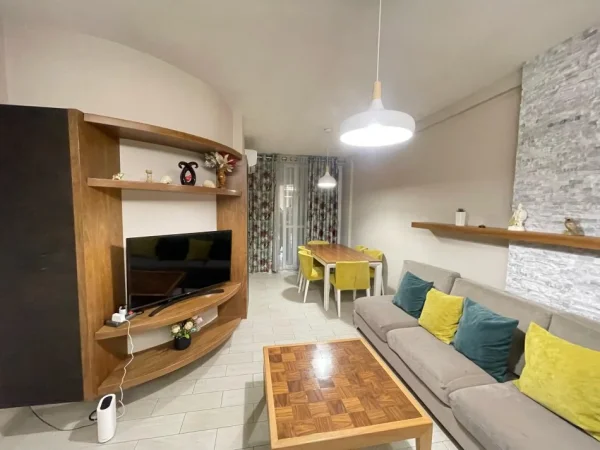 Tirane, jap me qera apartament 2+1+Ballkon Kati 4, 100 m² 550 € (Kodra e Diellit)