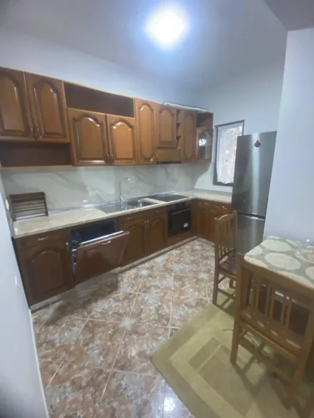 Tirane, jepet me qera apartament 1+1 Kati 1, 80 m² 80 € ( JEPET ME QERA SUPER SHTEPI 1+1 E MOBILUAR NE 5 MAJI.)