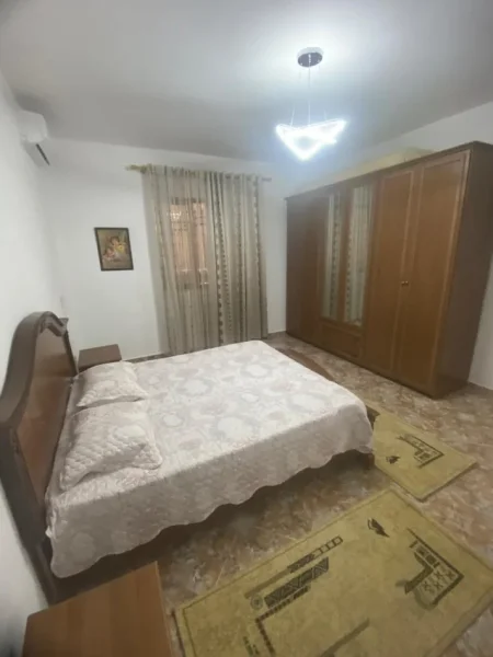 Tirane, jepet me qera apartament 1+1 Kati 1, 80 m² 80 € ( JEPET ME QERA SUPER SHTEPI 1+1 E MOBILUAR NE 5 MAJI.)