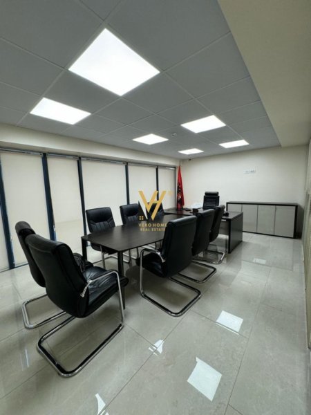 Tirane, jepet me qera zyre Kati 3, 150 m² 2.000 € (RRUGA E ELBASANIT)