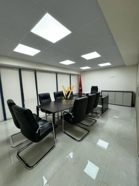 Tirane, jepet me qera zyre Kati 3, 150 m² 1.700 € (RRUGA E ELBASANIT)