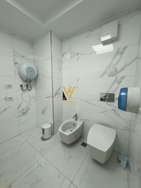 Tirane, jepet me qera zyre Kati 3, 150 m² 2.000 € (RRUGA E ELBASANIT)