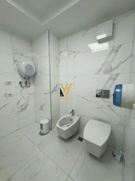 Tirane, jepet me qera zyre Kati 3, 150 m² 1.700 € (RRUGA E ELBASANIT)