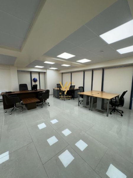 Tirane, jepet me qera zyre Kati 3, 150 m² 2.000 € (RRUGA E ELBASANIT)