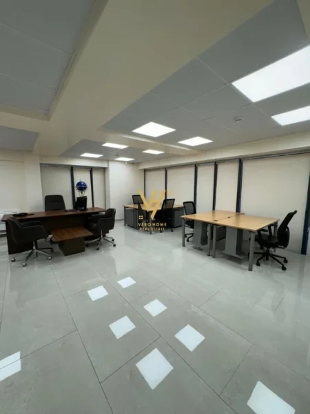 Tirane, jepet me qera zyre Kati 3, 150 m² 1.700 € (RRUGA E ELBASANIT)