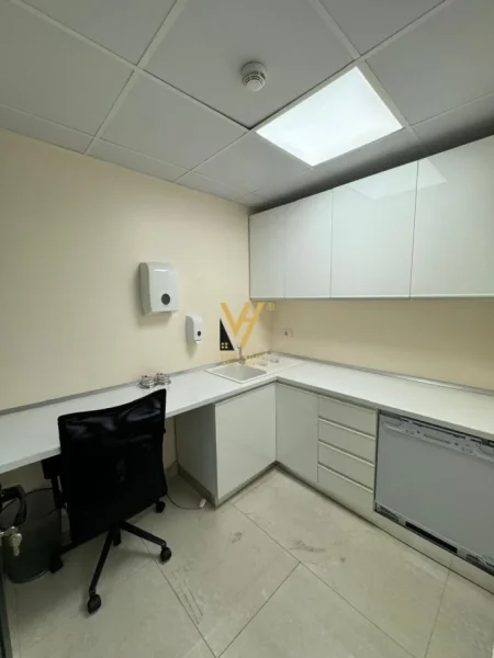 Tirane, jepet me qera zyre Kati 3, 150 m² 1.700 € (RRUGA E ELBASANIT)