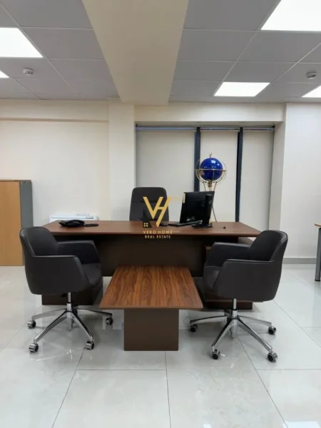 Tirane, jepet me qera zyre Kati 3, 150 m² 1.700 € (RRUGA E ELBASANIT)