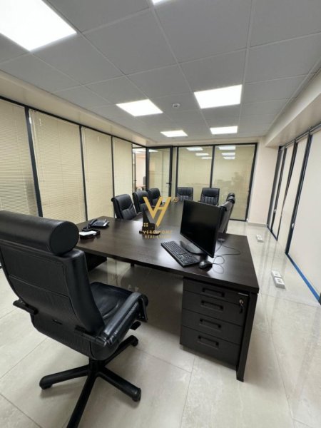 Tirane, jepet me qera zyre Kati 3, 150 m² 2.000 € (RRUGA E ELBASANIT)