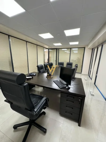 Tirane, jepet me qera zyre Kati 3, 150 m² 1.700 € (RRUGA E ELBASANIT)