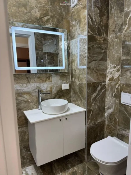 Tirane, jepet me qera apartament 2+1 Kati 7, 84 m² 700 € (farmacia 10)