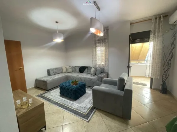 Tirane, jepet me qera apartament 1+1+Ballkon Kati 11, 64 m² 600 € (9 kateshet)