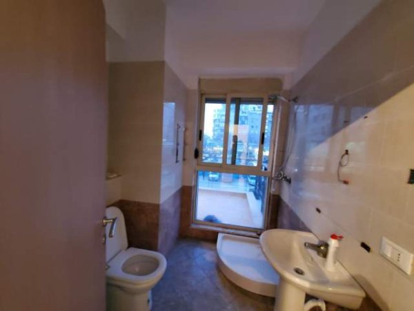 Tirane, jepet me qera apartament 2+1 Kati 2, 107 m² 600 Euro (Rruga e Kavajes)