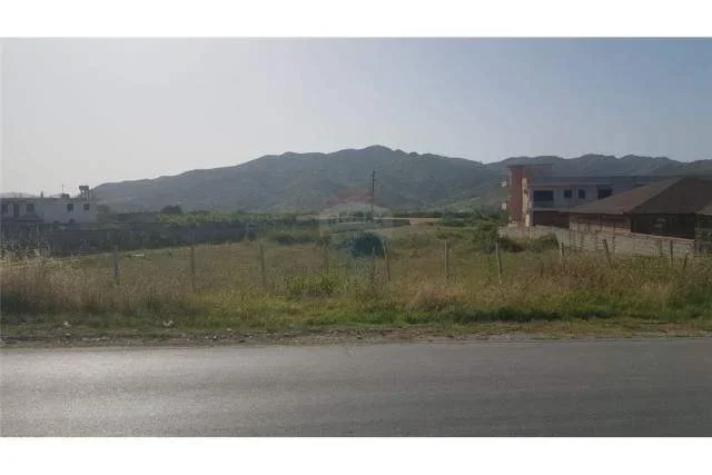 Tirane, shes truall 4.400 m² 228.800 Euro (Peze)