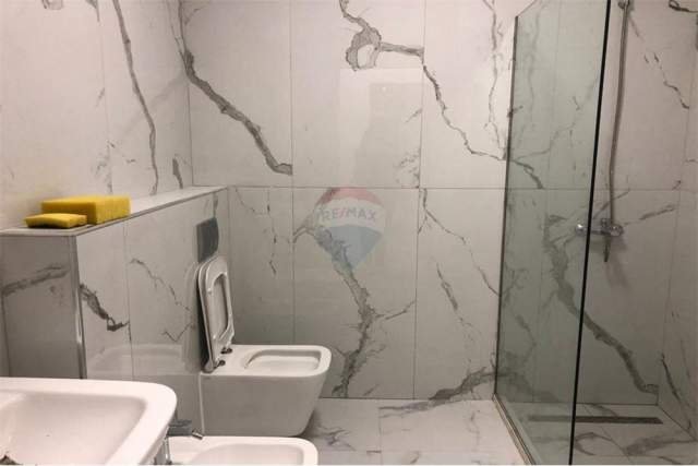 Tirane, jepet me qera apartament 2+1+BLK Kati 2, 95 m² 40.000 Leke (5 Maji)