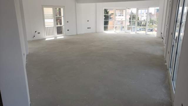 Tirane, jap me qera ambjent biznesi Kati 2, 572 m² 3.000 Euro (KODRA E PRIFTI)