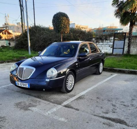 Fier, shitet/nderrohet makine Lancia Thesis Viti 2002, 2.499 Euro