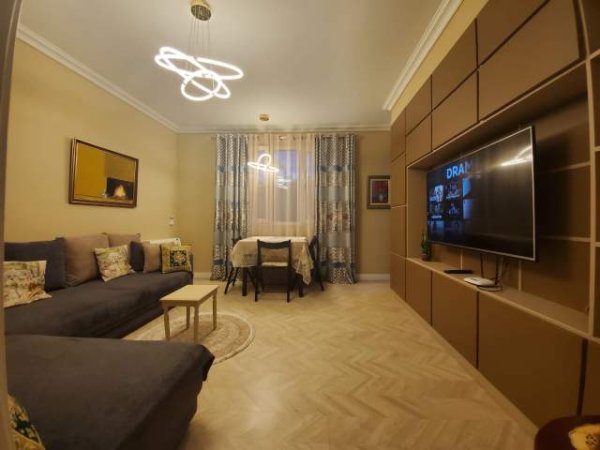 Tirane, jepet me qera Vile 2+1 Kati 1, 90 m² 500 Euro