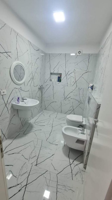 Tirane, jepet me qera apartament 2+1+BLK Kati 3, 108 m² 400 Euro (Prapa Maternitetit)