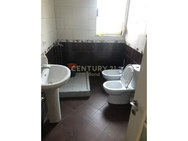 Tirane, jepet me qera apartament 2+1+BLK Kati 4, 169 m² 400 Euro (LIQENI I THATE)