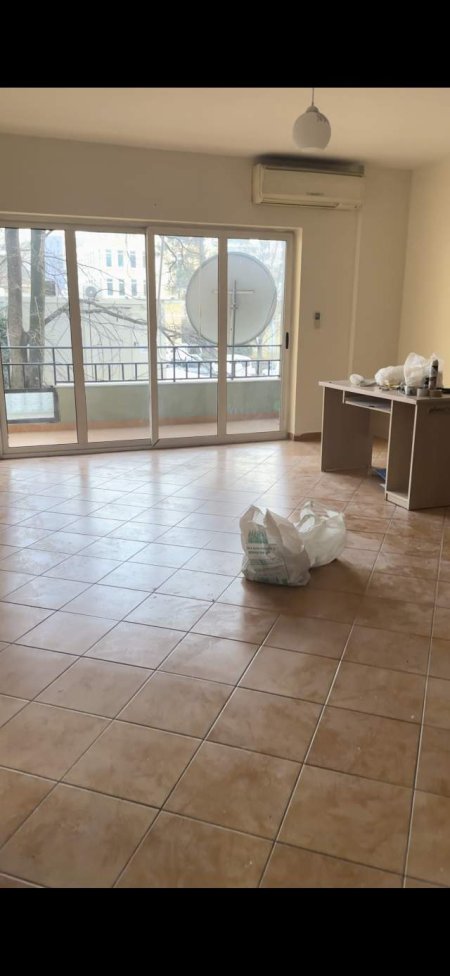 Shqiperi, jepet me qera apartament 3+1+A+BLK Kati 2, 135 m² 750 Euro (Ambasada Amerikane)