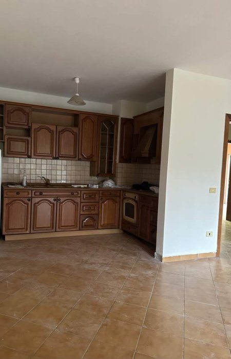 Shqiperi, jepet me qera apartament 3+1+A+BLK Kati 2, 135 m² 750 Euro (Ambasada Amerikane)