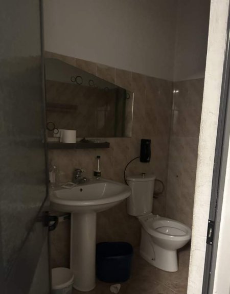 Tirane, jepet me qera ambjent biznesi Kati 1, 80 m² 500 Euro (Ambasada Amerikane)