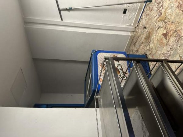 Tirane, jepet me qera ambjent biznesi Kati 1, 80 m² 500 Euro (Ambasada Amerikane)