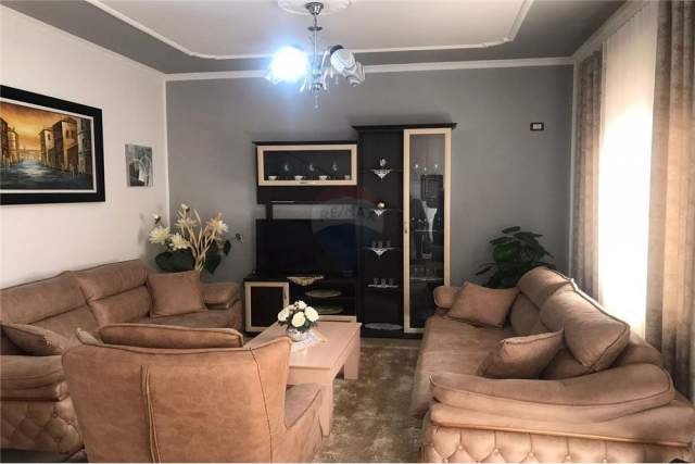Tirane, jepet me qera Vile 2+1+A+BLK Kati 2, 90 m² 300 Euro (Rr. Ali Demi)