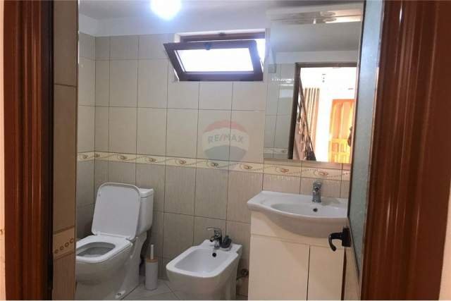 Tirane, jepet me qera Vile 2+1+A+BLK Kati 2, 90 m² 300 Euro (Rr. Ali Demi)