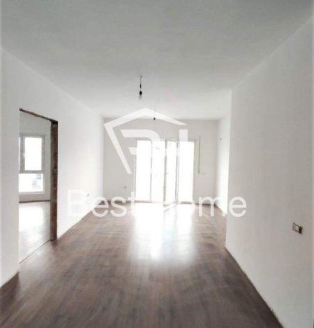 Tirane, shes apartament 1+1+BLK Kati 5, 61 m² 117.000 Euro (Rruga e Barrikadave, prane shkolles Lidhja e Prize)