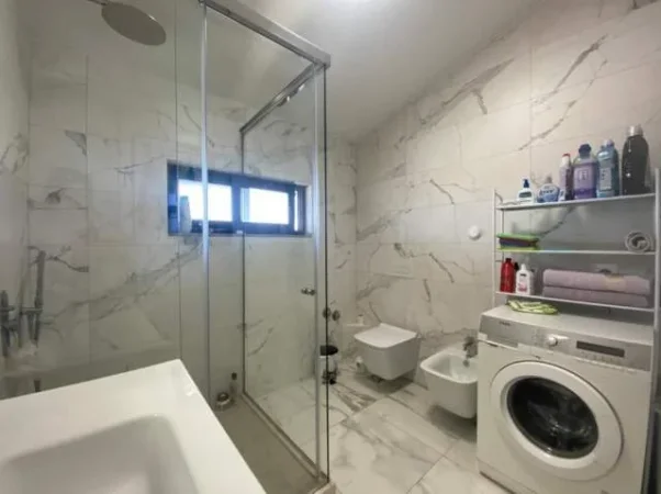 Tirane, jepet me qera apartament 1+1 Kati 3, 113 m² 400 Euro (Rruga Jordan Misja)
