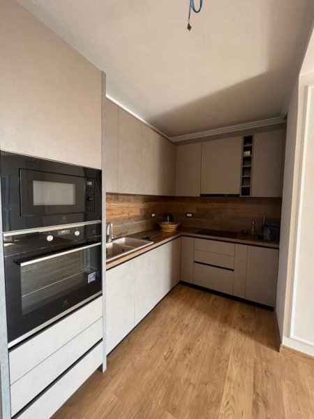 Tirane, jepet me qera zyre Kati 9, 106 m² 1.380 Euro (Rruga "Pjeter Bogdani")
