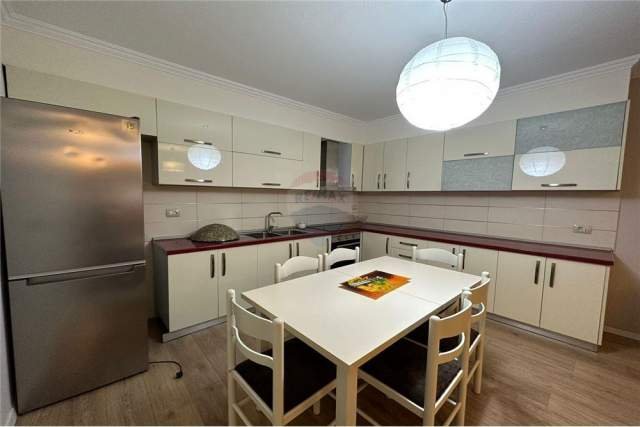 Tirane, jepet me qera apartament 3+1 Kati 2, 122 m² 650 Euro (Komuna e Parisit)