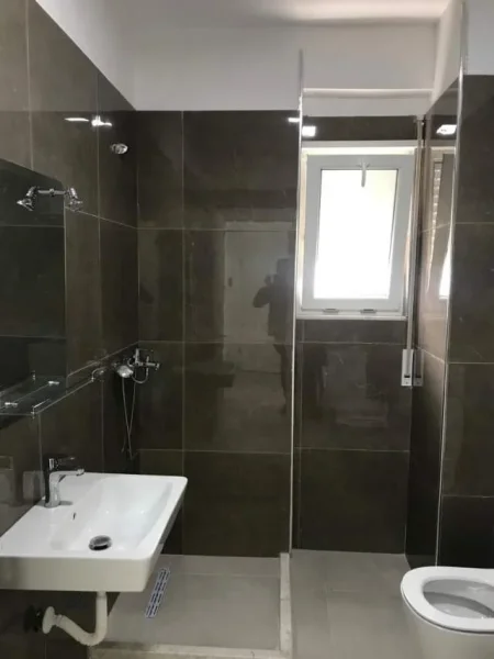 Tirane, jepet me qera apartament 1+1+BLK Kati 5, 65 m² 390 Euro (Rruga e dibres , prane amerikan 2)